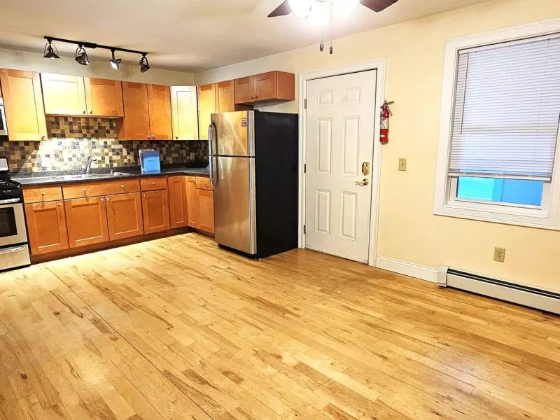 1 Bedroom Apartment for Rent in Burlington, VT | 51 North Champlain St #6 | Heat Included, In-Unit Washer/Dryer, Pet Friendly