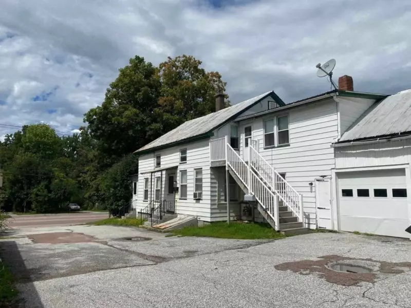 2 Bedroom House for Rent in St. Albans, VT | 257 South Main Street | Attached Garage, Bright Living Spaces