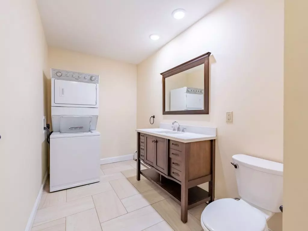 83 Park St #1, Burlington, VT | Renovated 2 Bedroom Apartment Near Downtown & UVM | June 2027