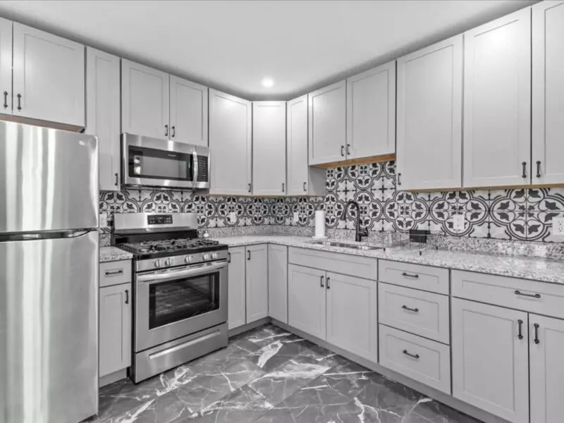 Newly Renovated 4 Bedroom Apartment Near UVM | 416 Pearl St #3