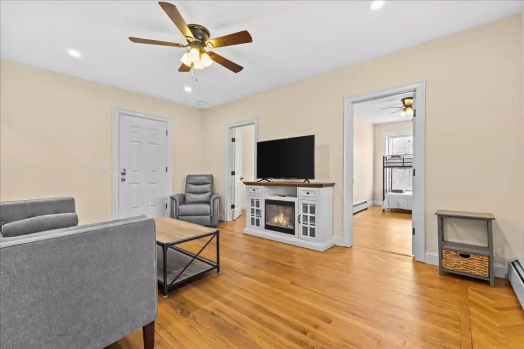 Newly Renovated 4 Bedroom Apartment Near UVM | 416 Pearl St #3