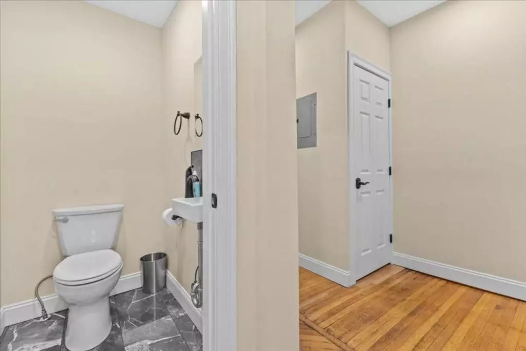 Newly Renovated 4 Bedroom Apartment Near UVM | 416 Pearl St #3