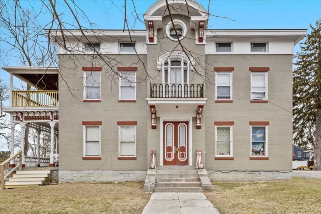 Newly Renovated 4 Bedroom Apartment Near UVM | 416 Pearl St #3