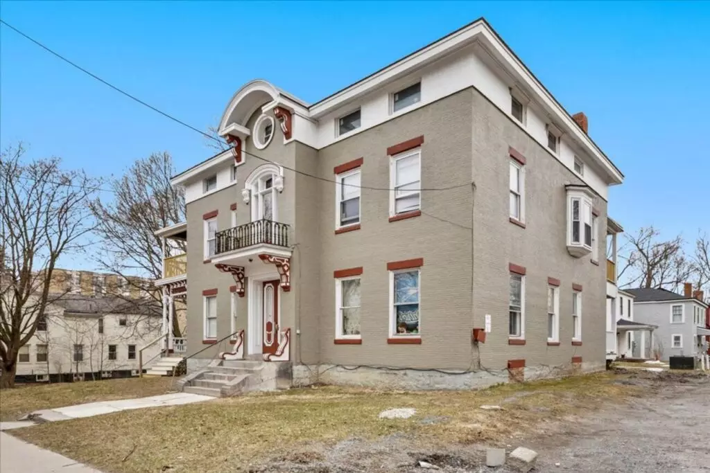 Newly Renovated 4 Bedroom Apartment Near UVM | 416 Pearl St #3