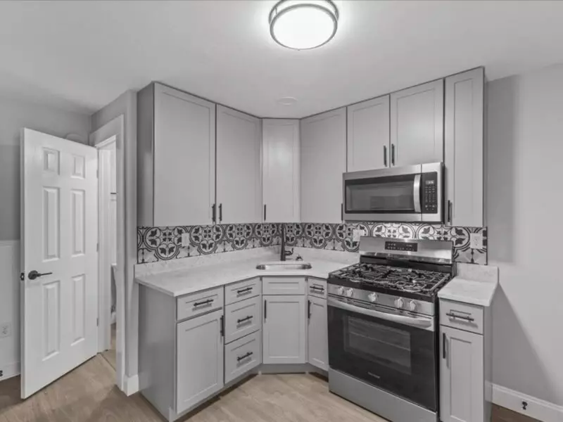 90 Lafountain St, Burlington, VT | Furnished 4 Bedroom Apartment with Washer & Dryer | Old North End | February 1