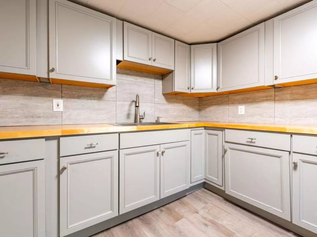 Three Bedroom Newly Renovated Apartment Available For an Immediate Move-in