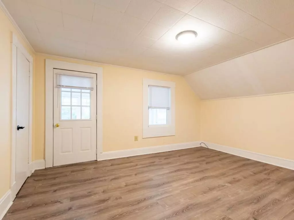 Three Bedroom Newly Renovated Apartment Available For an Immediate Move-in