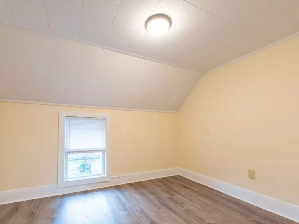 Three Bedroom Newly Renovated Apartment Available For an Immediate Move-in