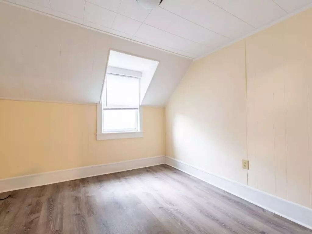 Three Bedroom Newly Renovated Apartment Available For an Immediate Move-in
