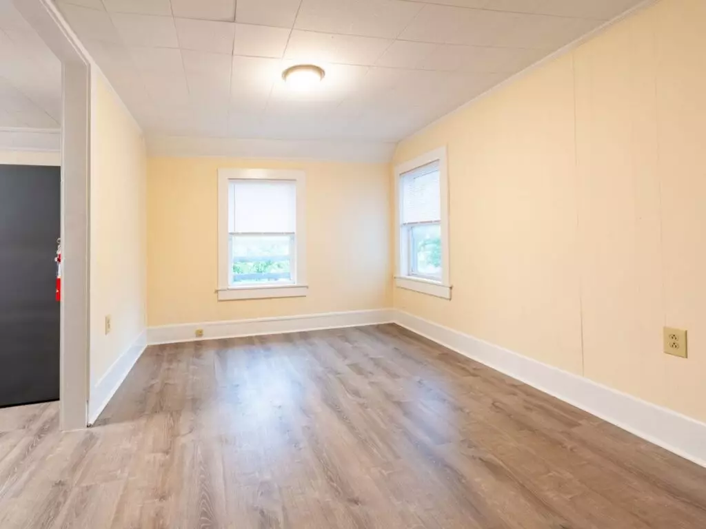 Three Bedroom Newly Renovated Apartment Available For an Immediate Move-in