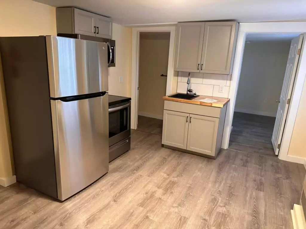 Bright 2 Bedroom Apartment With Shared Porch!
