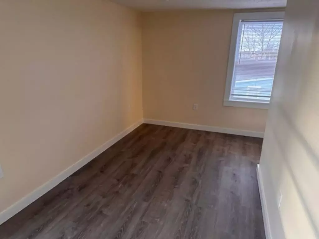 Bright 2 Bedroom Apartment With Shared Porch!