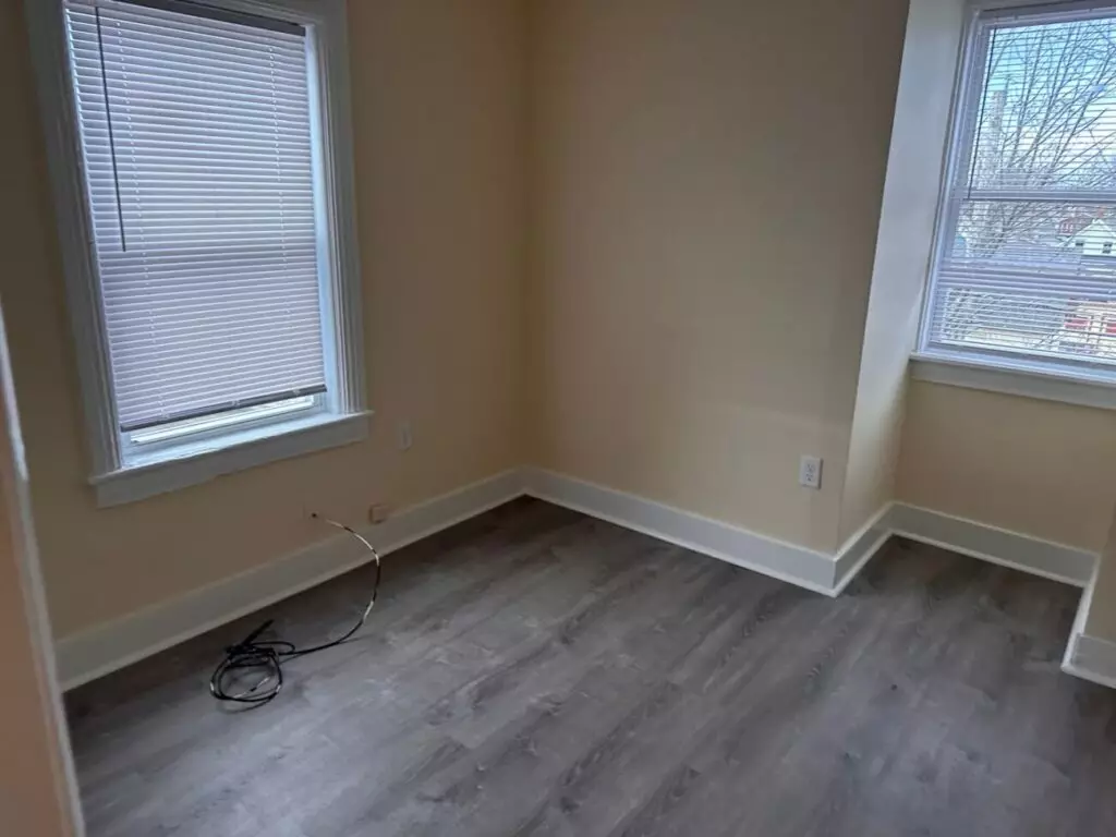 Bright 2 Bedroom Apartment With Shared Porch!
