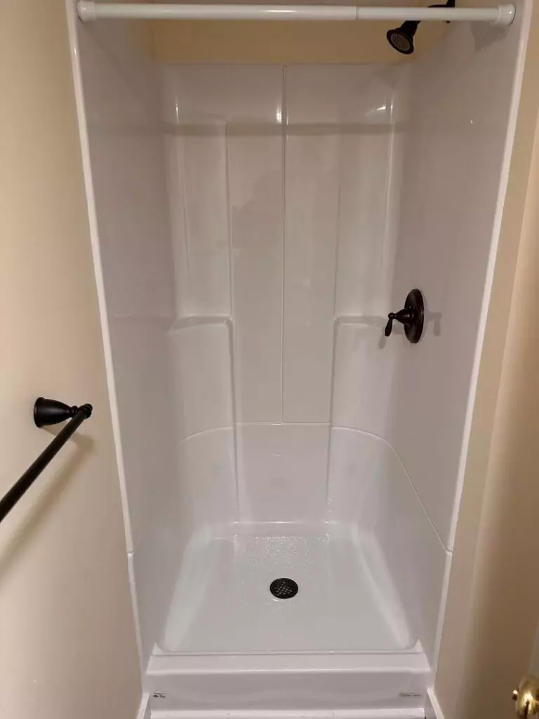 Bright 2 Bedroom Apartment With Shared Porch!