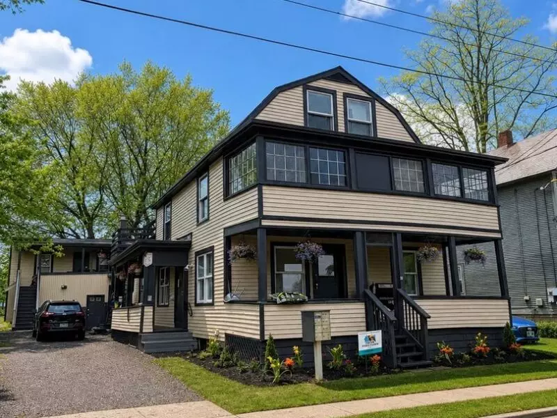 57 Willow St, Burlington, VT | Apartment for Rent with Hardwood Floors & Tile Shower | Near Downtown & UVM | Available Now