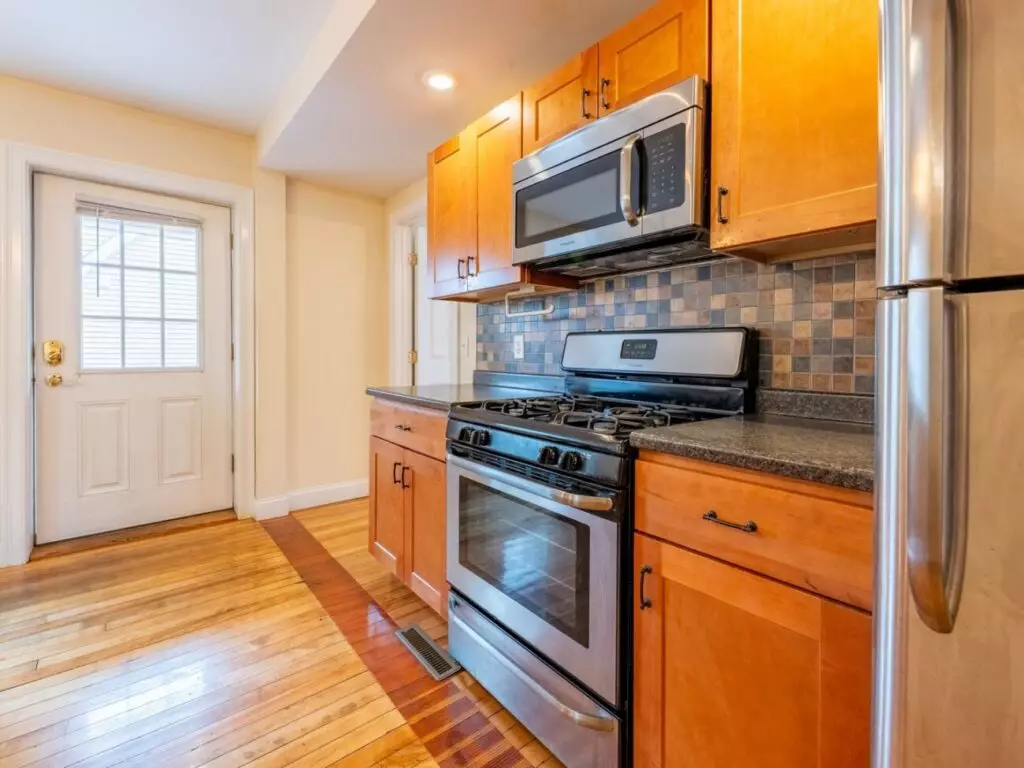 40 Blodgett St #2- BEAUTIFUL 2 BEDROOM PLUS OFFICE! Available for an Immediate Move-in