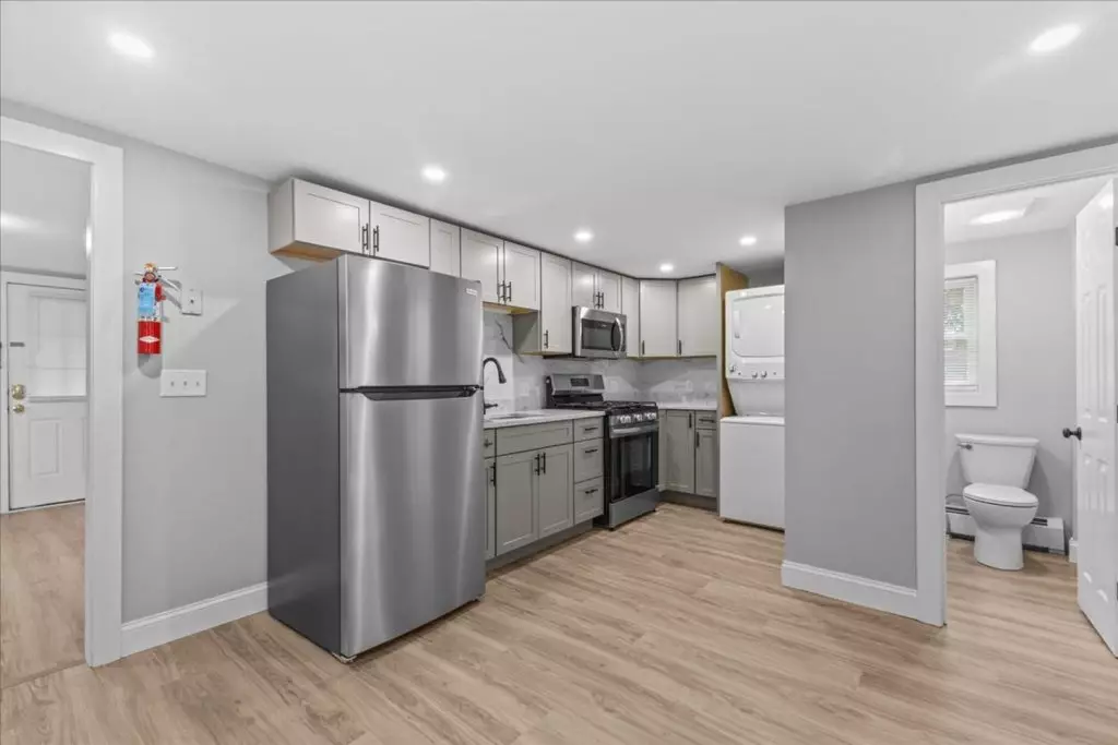 AVAILABLE NOW – Newly Renovated 3BR Apartment Near UVM Campus & Downtown Burlington