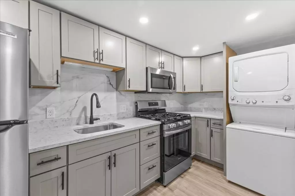 AVAILABLE NOW – Newly Renovated 3BR Apartment Near UVM Campus & Downtown Burlington