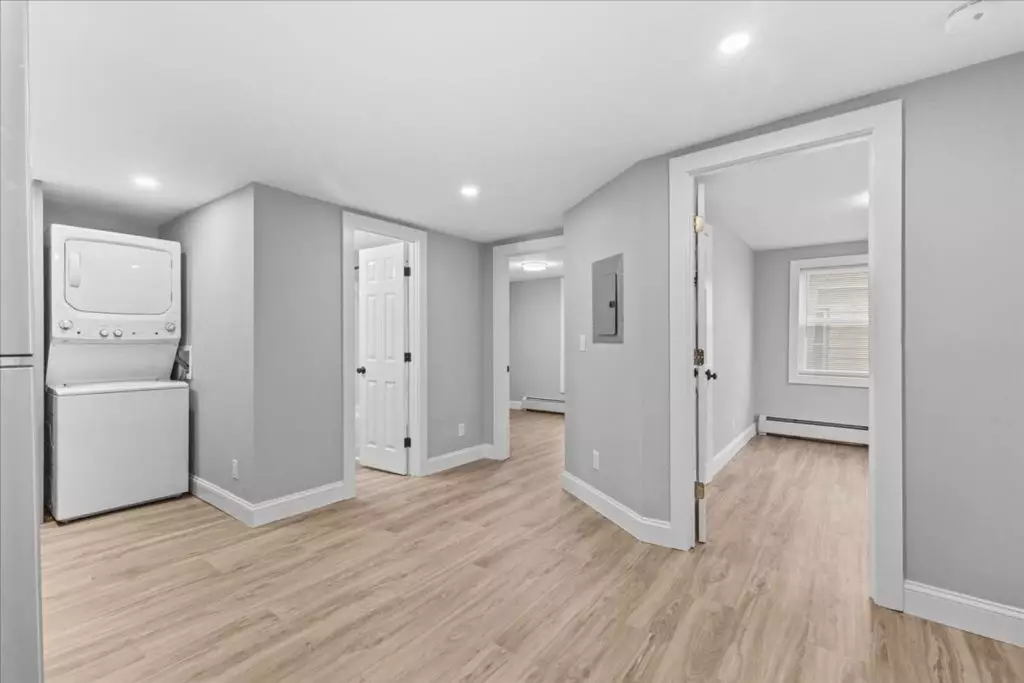 AVAILABLE NOW – Newly Renovated 3BR Apartment Near UVM Campus & Downtown Burlington