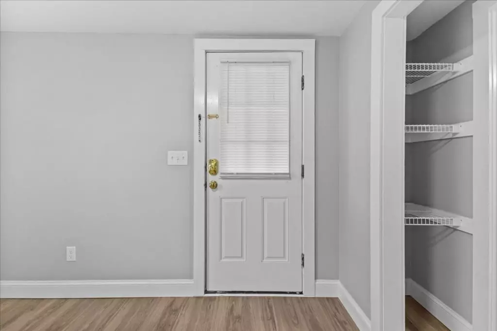 AVAILABLE NOW – Newly Renovated 3BR Apartment Near UVM Campus & Downtown Burlington