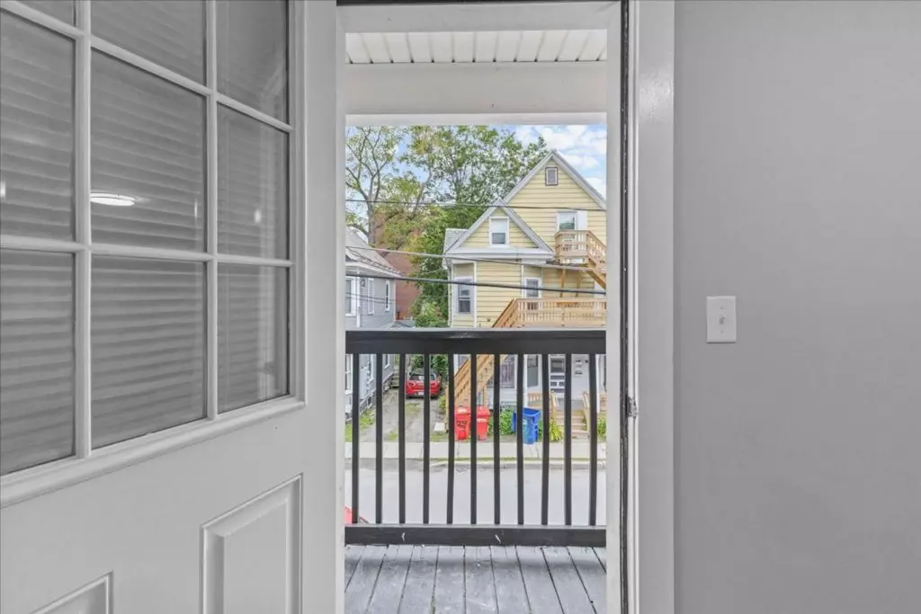 AVAILABLE NOW – Newly Renovated 3BR Apartment Near UVM Campus & Downtown Burlington