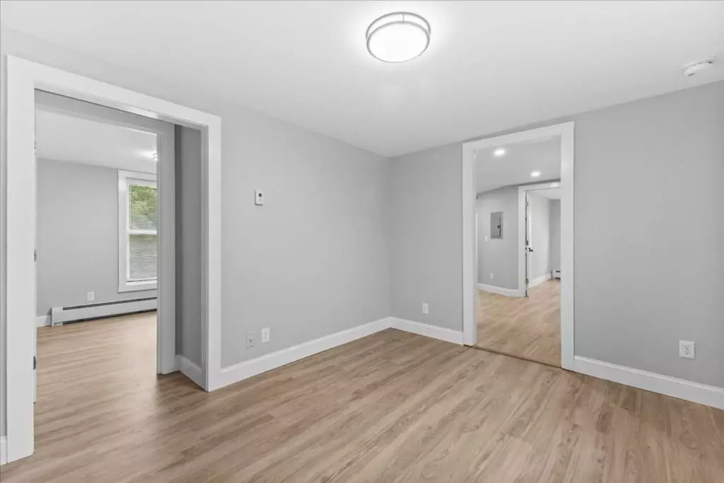 AVAILABLE NOW – Newly Renovated 3BR Apartment Near UVM Campus & Downtown Burlington