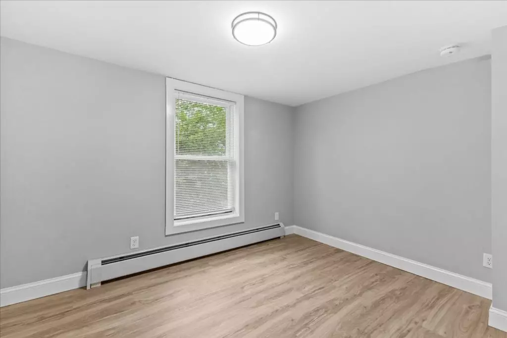 AVAILABLE NOW – Newly Renovated 3BR Apartment Near UVM Campus & Downtown Burlington