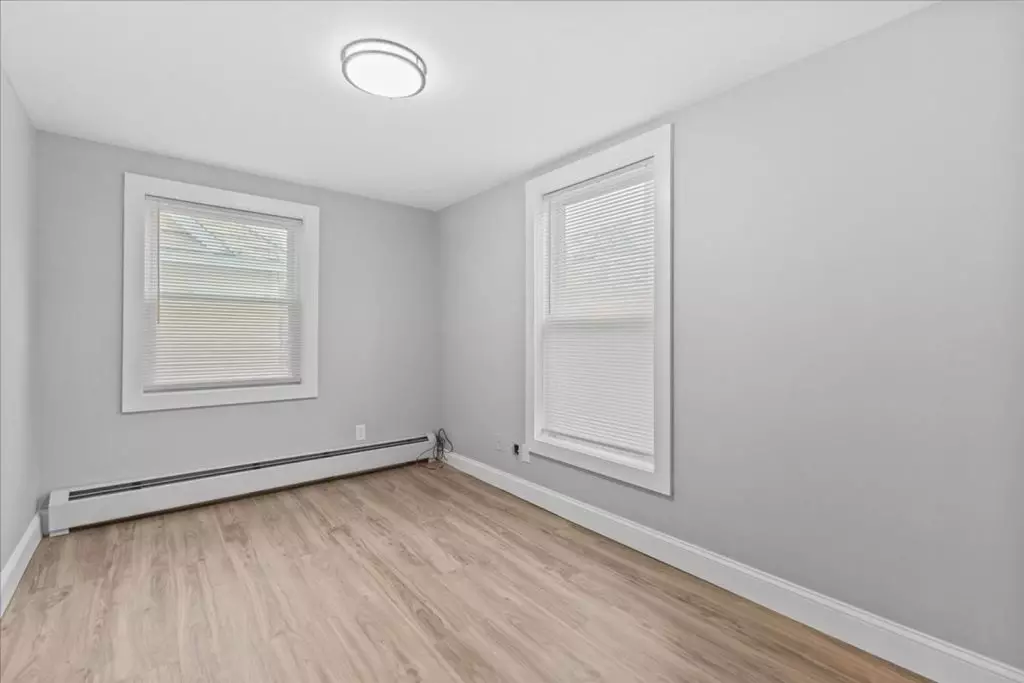 AVAILABLE NOW – Newly Renovated 3BR Apartment Near UVM Campus & Downtown Burlington