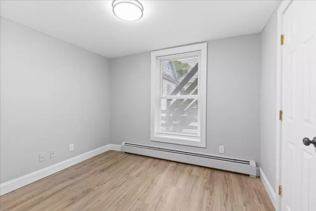 AVAILABLE NOW – Newly Renovated 3BR Apartment Near UVM Campus & Downtown Burlington