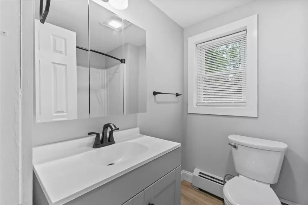 AVAILABLE NOW – Newly Renovated 3BR Apartment Near UVM Campus & Downtown Burlington