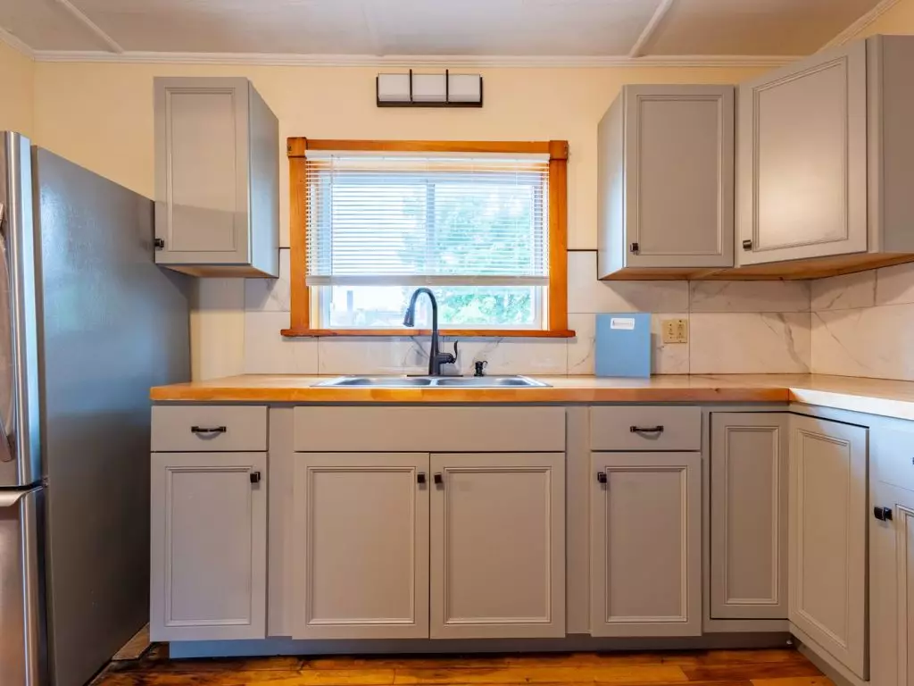 AVAILABLE JUNE 1, 2027 – Updated 4BR Old North End Apartment Near UVM & Downtown Burlington Available June 1, 2027 -Welcome to this recently updated 4-bedroom, 1-bathroom second-floor apartment located in the heart of the Old North End. Enjoy refinished f