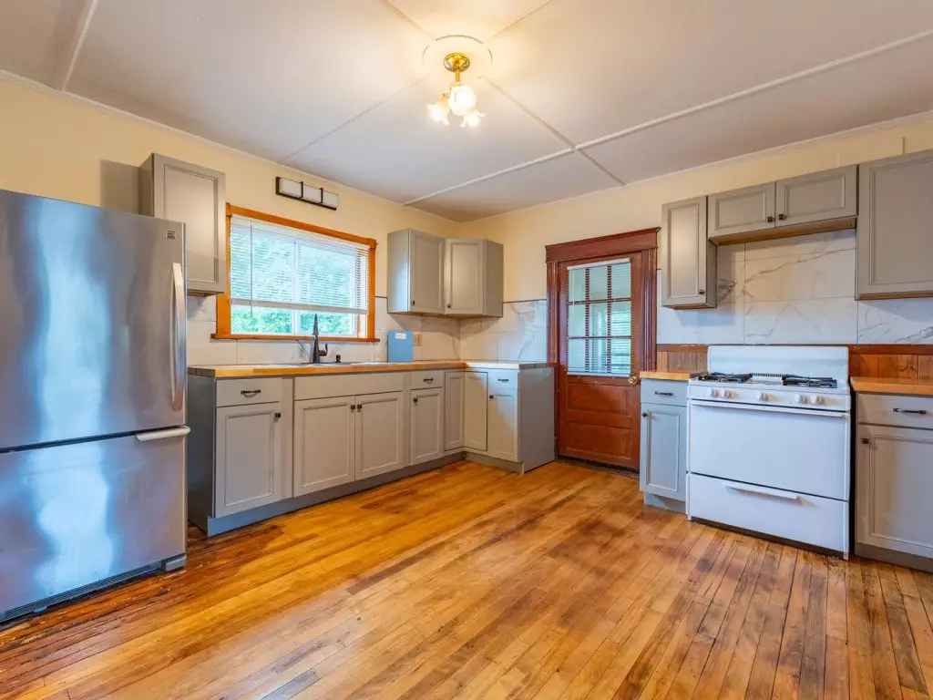 AVAILABLE JUNE 1, 2027 – Updated 4BR Old North End Apartment Near UVM & Downtown Burlington Available June 1, 2027 -Welcome to this recently updated 4-bedroom, 1-bathroom second-floor apartment located in the heart of the Old North End. Enjoy refinished f