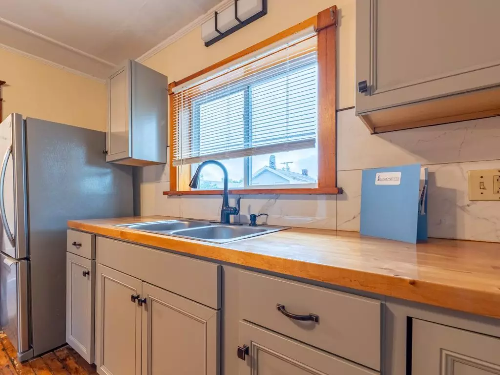 AVAILABLE JUNE 1, 2027 – Updated 4BR Old North End Apartment Near UVM & Downtown Burlington Available June 1, 2027 -Welcome to this recently updated 4-bedroom, 1-bathroom second-floor apartment located in the heart of the Old North End. Enjoy refinished f