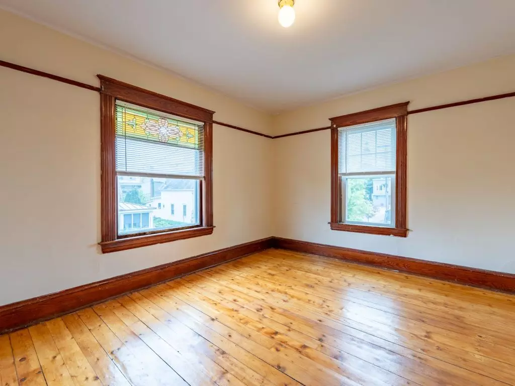 AVAILABLE JUNE 1, 2027 – Updated 4BR Old North End Apartment Near UVM & Downtown Burlington Available June 1, 2027 -Welcome to this recently updated 4-bedroom, 1-bathroom second-floor apartment located in the heart of the Old North End. Enjoy refinished f