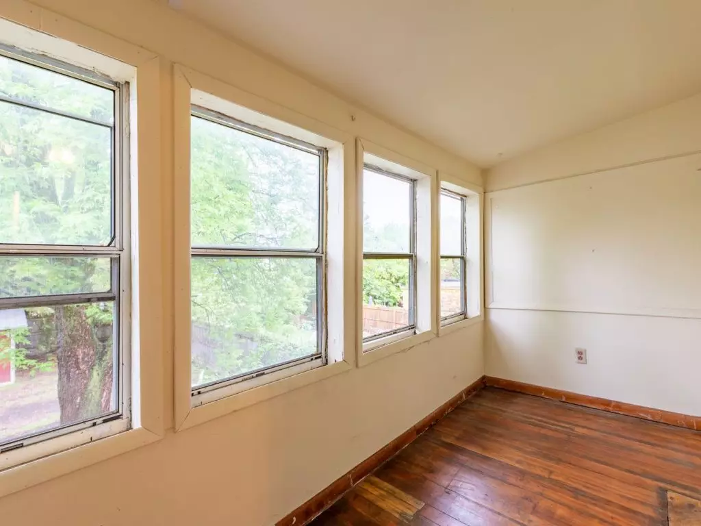 AVAILABLE JUNE 1, 2027 – Updated 4BR Old North End Apartment Near UVM & Downtown Burlington Available June 1, 2027 -Welcome to this recently updated 4-bedroom, 1-bathroom second-floor apartment located in the heart of the Old North End. Enjoy refinished f