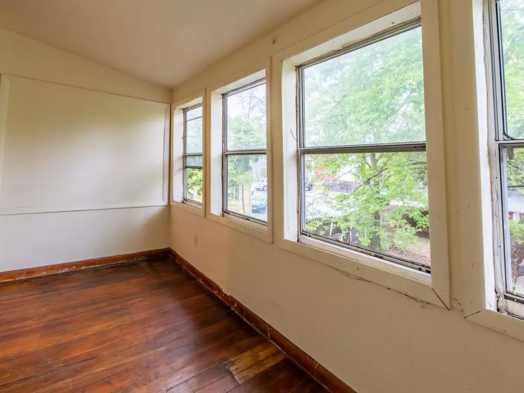 AVAILABLE JUNE 1, 2027 – Updated 4BR Old North End Apartment Near UVM & Downtown Burlington Available June 1, 2027 -Welcome to this recently updated 4-bedroom, 1-bathroom second-floor apartment located in the heart of the Old North End. Enjoy refinished f