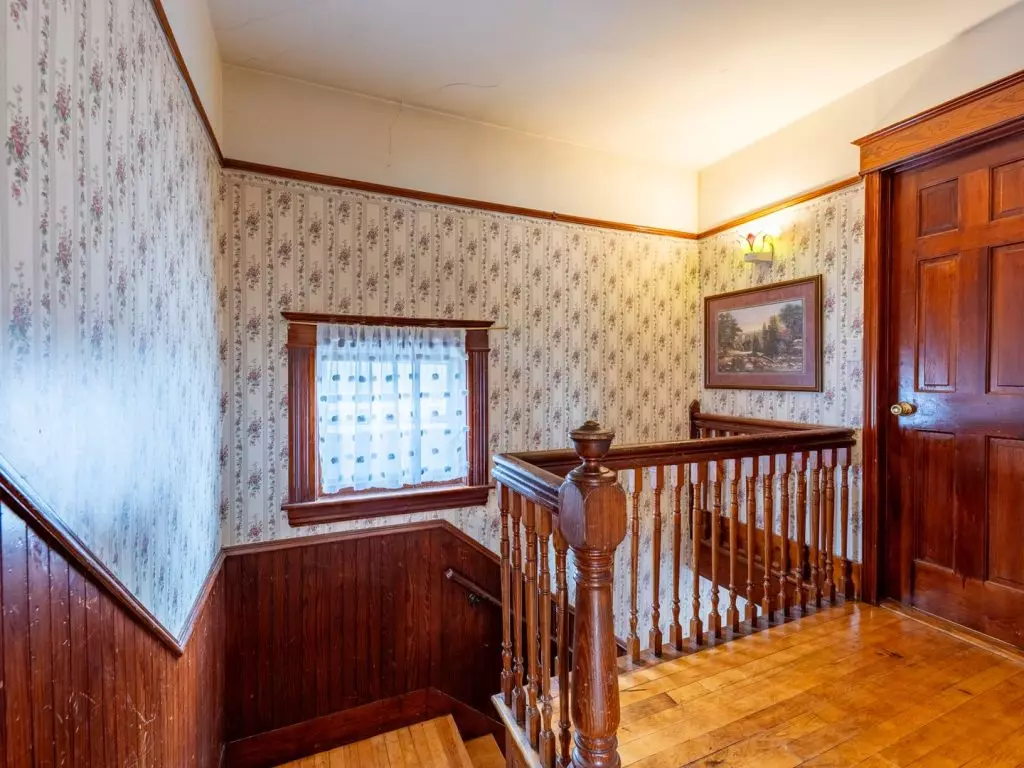 AVAILABLE JUNE 1, 2027 – Updated 4BR Old North End Apartment Near UVM & Downtown Burlington Available June 1, 2027 -Welcome to this recently updated 4-bedroom, 1-bathroom second-floor apartment located in the heart of the Old North End. Enjoy refinished f