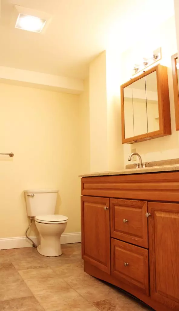 252 North St #3, Burlington, VT | 4 Bedroom Apartment with Laundry & Parking | Old North End