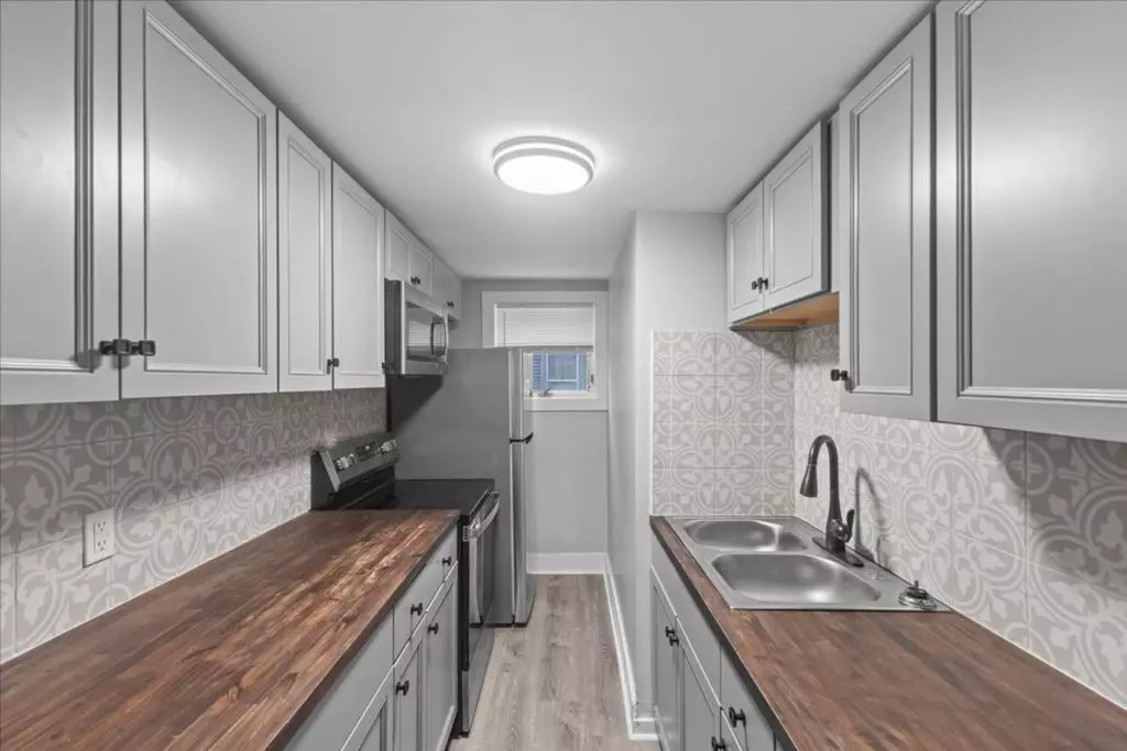 43 Willow ST, Burlington, VT | Newly Updated 3 Bedroom Apartment | June 2027