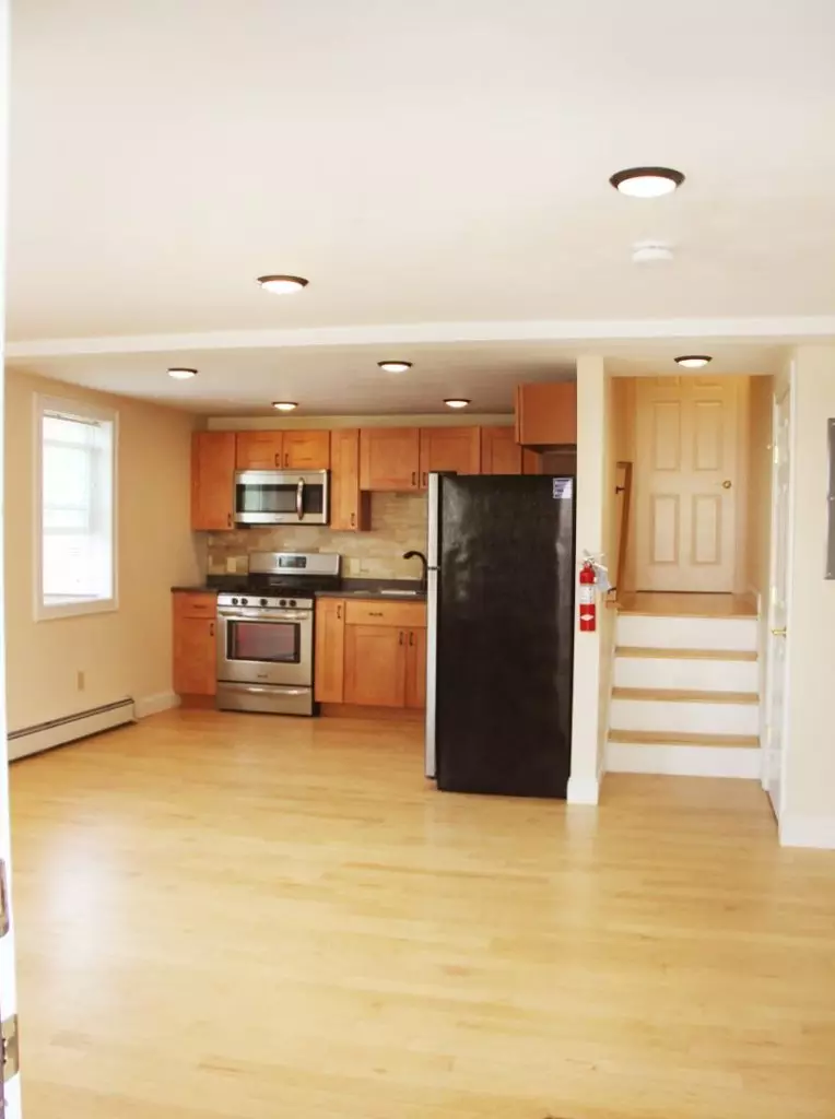 AVAILABLE JUNE 1, 2027 – Spacious 3-Bedroom Downtown Burlington Apartment Near UVM & Champlain College Campus with Washer/Dryer
