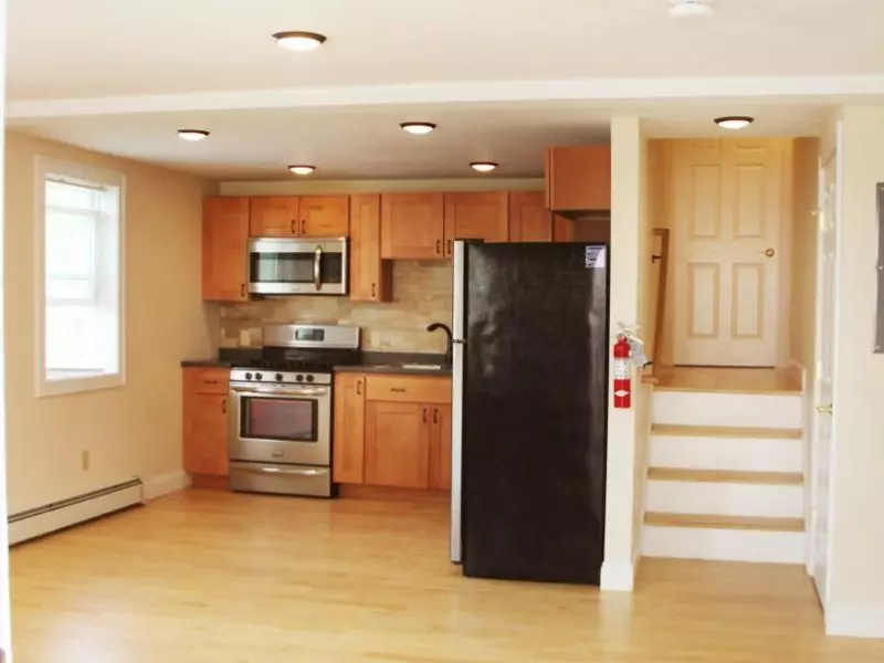 AVAILABLE JUNE 1, 2027 – Spacious 3-Bedroom Downtown Burlington Apartment Near UVM & Champlain College Campus with Washer/Dryer