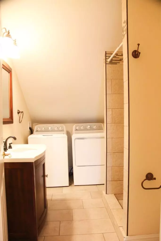 AVAILABLE JUNE 1, 2027 – Spacious 3-Bedroom Downtown Burlington Apartment Near UVM & Champlain College Campus with Washer/Dryer