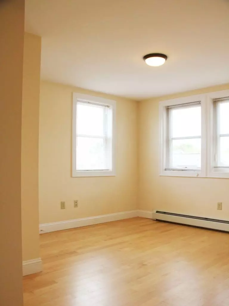AVAILABLE JUNE 1, 2027 – Spacious 3-Bedroom Downtown Burlington Apartment Near UVM & Champlain College Campus with Washer/Dryer