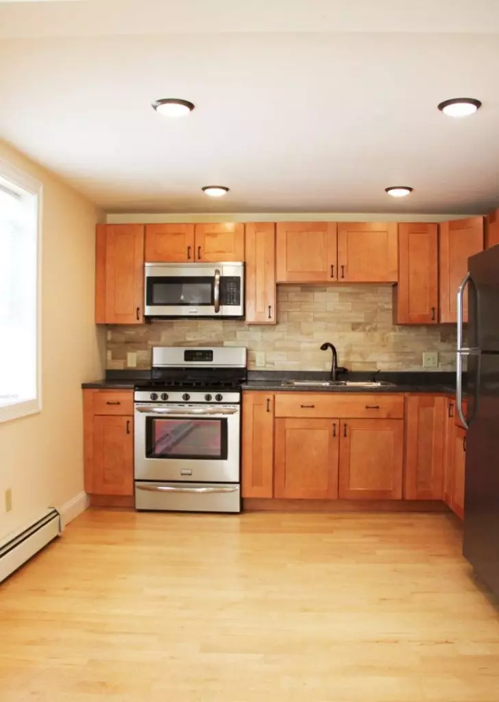 AVAILABLE JUNE 1, 2027 – Spacious 3-Bedroom Downtown Burlington Apartment Near UVM & Champlain College Campus with Washer/Dryer