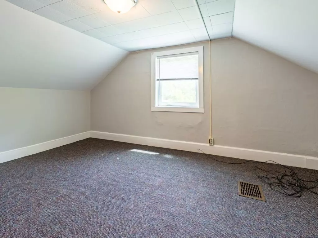 79 1/2 Chase St, Burlington, VT | 3 Bedroom Apartment Near UVM & Winooski | June 2027