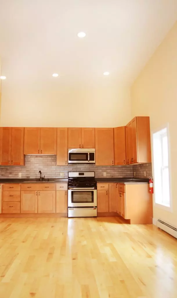 4 Bedroom Apartment with Laundry Near UVM – 8 Haswell St #2, Burlington VT