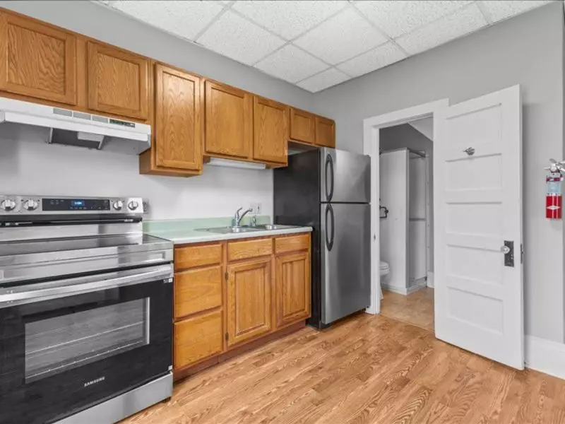 234 Pearl Street #8, Burlington, VT | Spacious Studio Apartment with Heat & Hot Water Included | Pet Friendly | Available Now