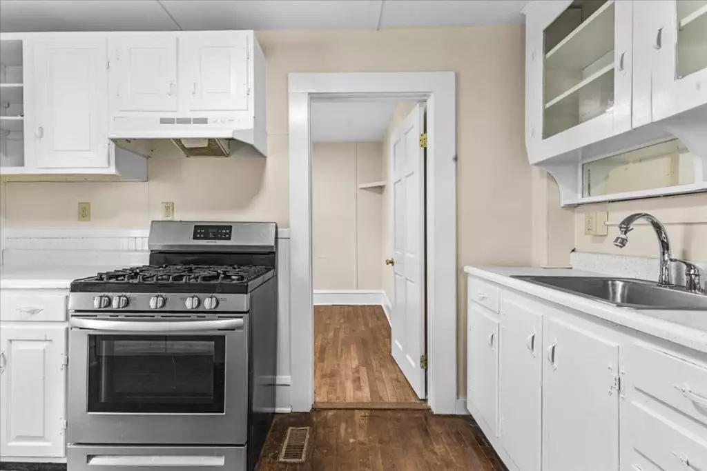 52B Howard St, Burlington, VT | 2 Bedroom Apartment in South End | Heat Included | Sept. 15 2026