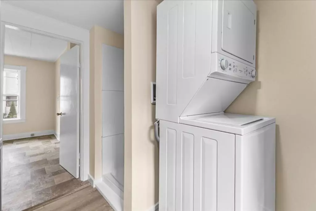 52B Howard St, Burlington, VT | 2 Bedroom Apartment in South End | Heat Included | Sept. 15 2026