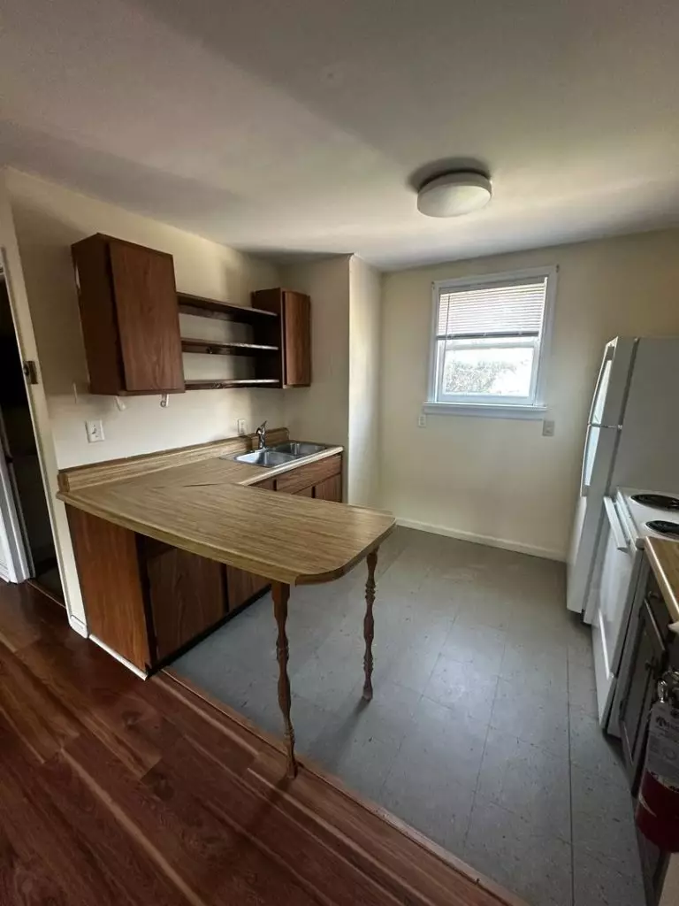 Two Bedroom with Parking – 207 S Union Street #11, Burlington – June 1, 2026